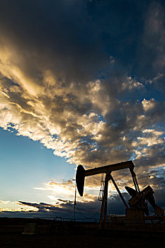 剪影,石油井架,生动,乌云,蓝天,艾伯塔省,加拿大