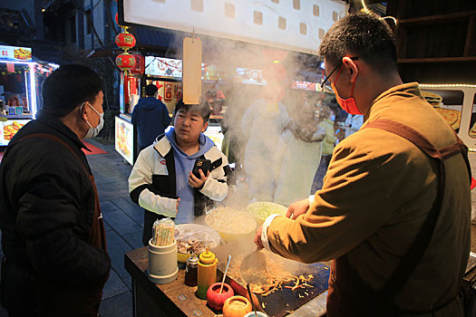 节日里的旅游小镇烟火气十足,套大鹅品美食赏花灯让人流连忘返