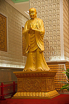 陕西西安法门寺合十舍利塔地宫中供奉着释迦牟尼佛化身佛,他的两边,侍立着阿难尊者,迦叶尊者,释迦牟尼佛化身佛身前,有一个舍利宝函,佛祖的真身舍利就存放在这个宝函之中
