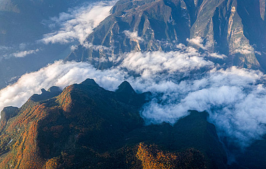 重庆巫山三峡云海红叶