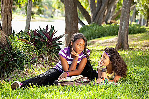 劳德代尔堡,佛罗里达,美国,两个,女青年,交谈,公园,圣经