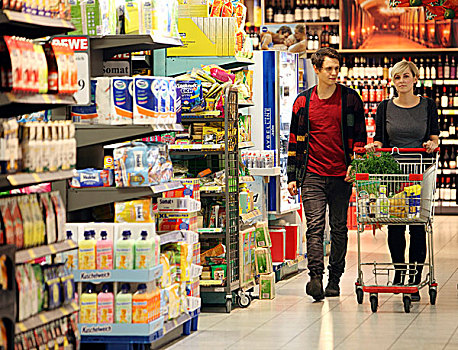 年轻,伴侣,食物杂货,购物,超市,架子,多样,商品,食物,德国,欧洲