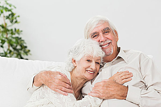 老年夫妇,搂抱,沙发