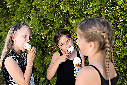 三个女孩,吃,冰激凌