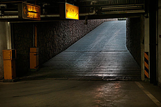 北京现代建筑地下停车场入口