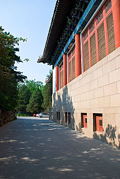 北京大学校园景色安静的路和古老的建筑
