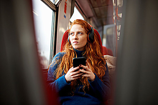 女人,列车,听歌,手机,耳机,伦敦