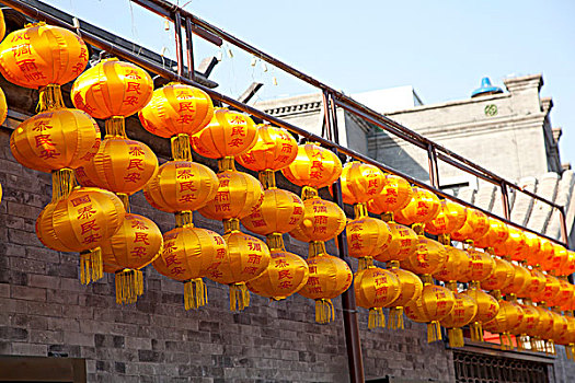 步行街上挂满了红色的中国灯笼