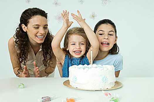 女孩,欢呼,后面,生日蛋糕,母亲,姐妹,看