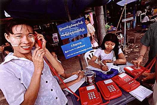 缅甸,仰光,女人,穿,自制,化妆,打电话,户外,公用电话