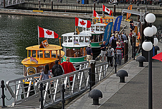 加拿大卑诗省省会所在地的维多利亚,维多利亚港内港的轮渡码头
