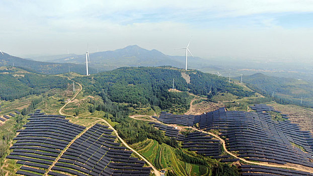 山东省日照市,太阳能发电板漫山遍野,绿色能源成为靓丽风景线