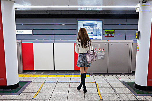 日本,东京,女孩,站立,地铁站,站台