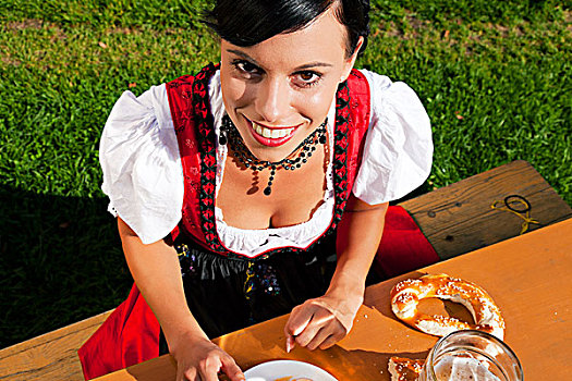 美女,传统,巴伐利亚,服饰,阿尔斯村姑装,喝,啤酒,吃,椒盐卷饼