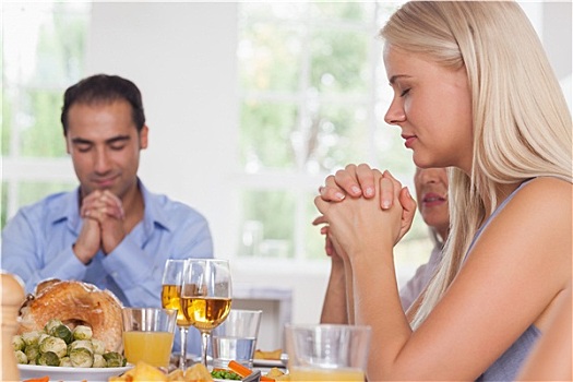 女人,饭前祷告,家庭,餐饭