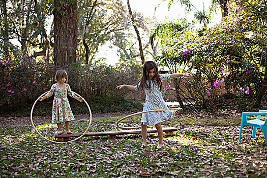 两个,姐妹,玩,塑料环,遮蔽,花园
