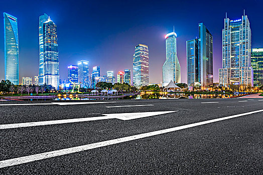 沥青路面和上海夜景
