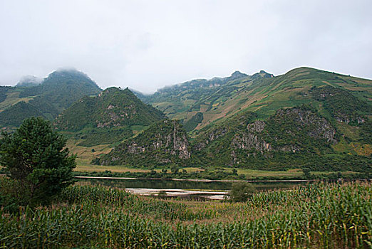 中朝边界鸭绿江对岸朝鲜风光