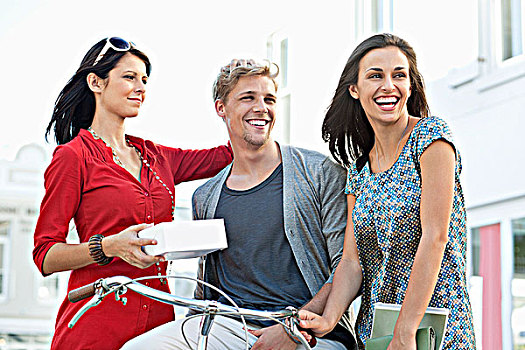 微笑,男青年,两个女人,骑自行车