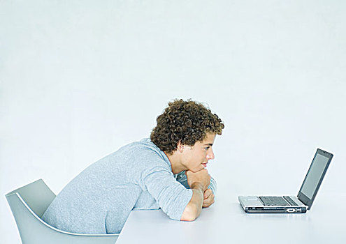 男青年,坐,靠着,书桌,面对,笔记本电脑