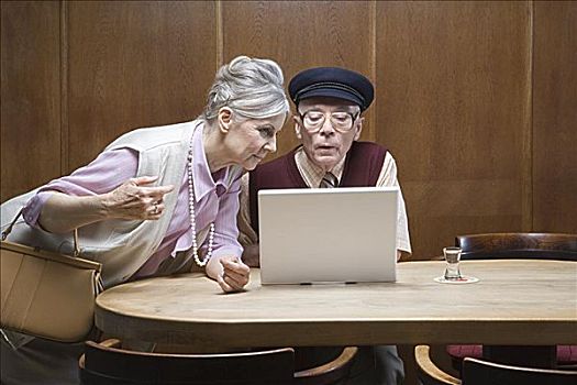 老年,夫妻,酒馆,笔记本电脑