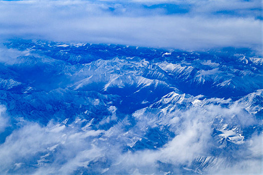 航拍西藏境内雪山