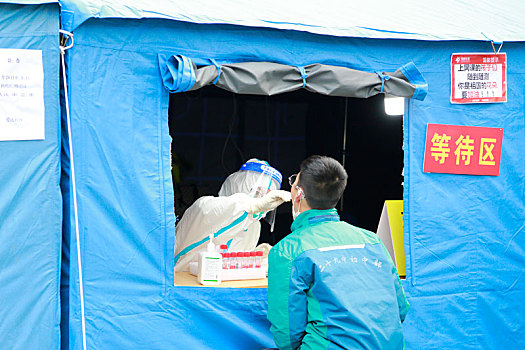 市民参加新冠病毒核酸检测,南京2022