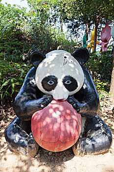 熊猫啃球