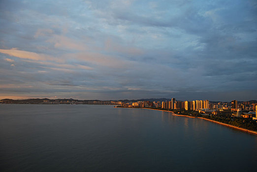 海边城市的日出