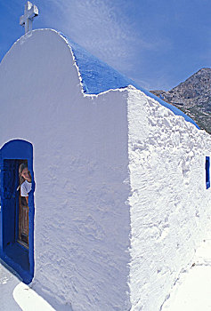 女孩,向外看,入口,小,教堂,刷白,特色,希腊人,风格,希腊