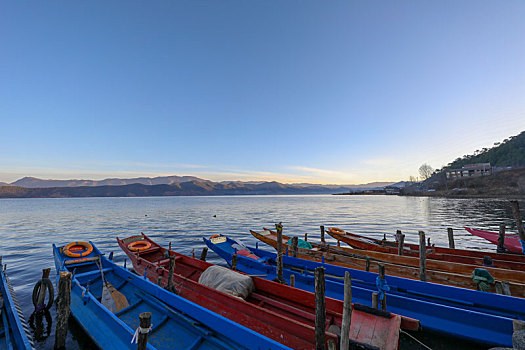 泸沽湖的彩船