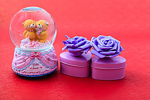 水晶球旋转爱情小熊和紫色玫瑰花礼盒