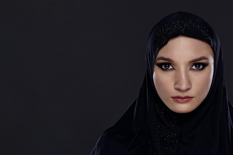 特写_头像_美女_穆斯林_女人_衣服_黑色_头巾_灰色