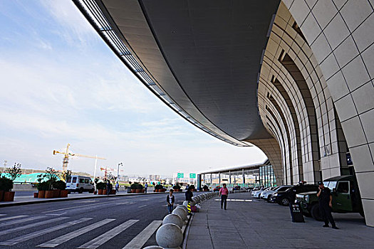 高大上的乌鲁木齐新火车站和正在建设中的火车站广场