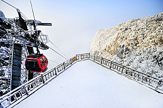 天门山雪景中的索道缆车