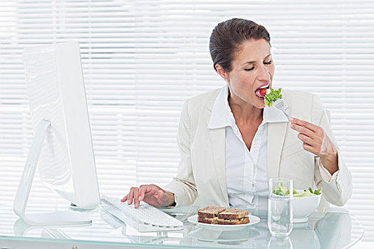 职业女性,吃饭,沙拉,用电脑,书桌