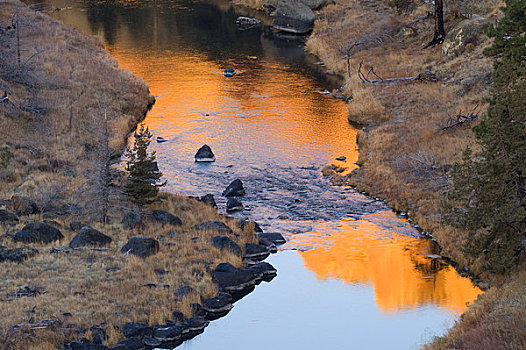 反射,石头,水中,黎明,弯曲,河,史密斯岩石州立公园,俄勒冈,美国