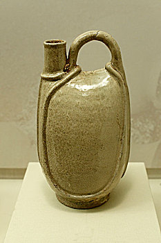 白瓷鸡冠壶,辽代,辽宁省文物考古研究所藏