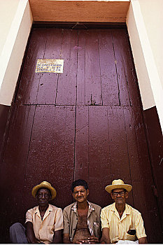 三个男人,坐,墙壁,古巴