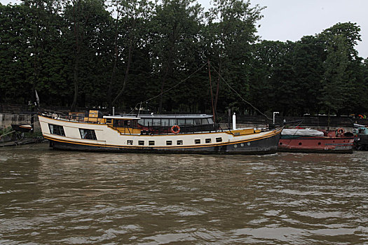 塞纳河上的船