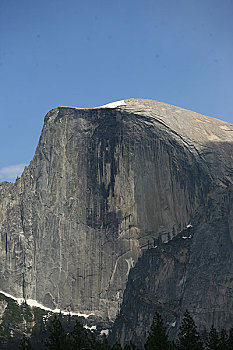 美国船长峰国家公园半月丘的花岗岩峭壁