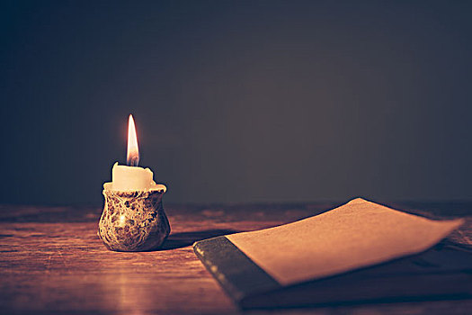 小,笔记本,桌子,靠近,蜡烛