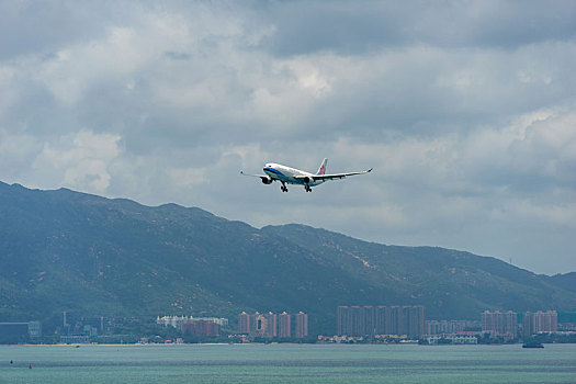 一架台湾的中华航空的飞机正降落在香港国际机场