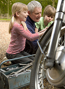 孙辈,帮助,爷爷,修理,摩托车