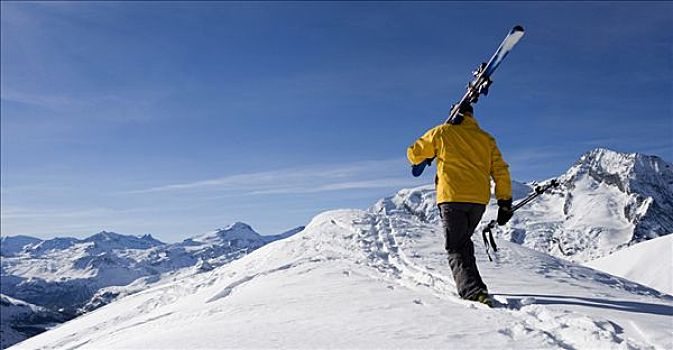 男性,滑雪者,走,上方,山脊,滑雪,后视图