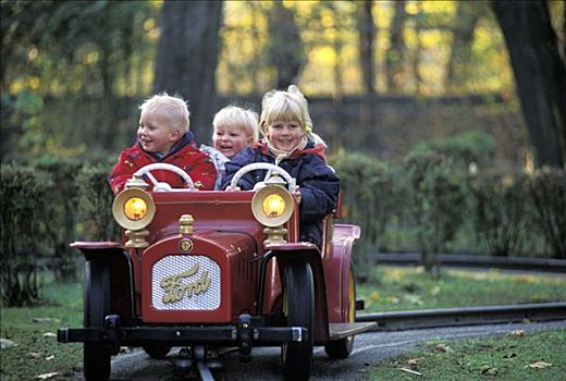 三个孩子,驾驶,玩具车