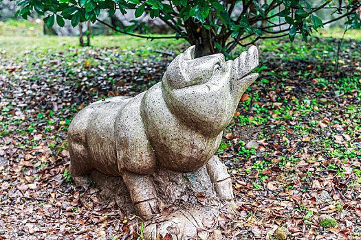 公园内生肖猪石头雕塑