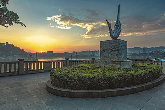 四川宜宾三江汇流地标广场朝霞自然景观