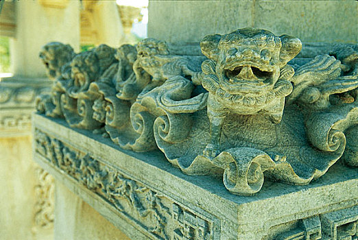 中国山西五台山龙泉寺门前的三门四柱汉白玉石牌楼雕刻局部