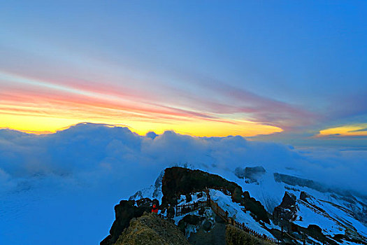 夕阳下的长白山